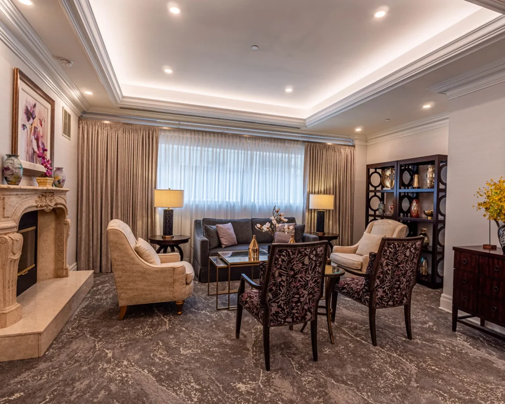 Hazelton-HDR-113-Fireplace-and-piano-lounge-scaled